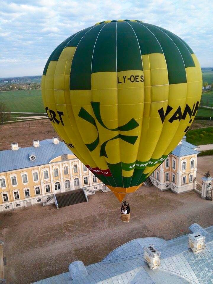 Skrydis oro balionu virš Trakų ar Vilniaus